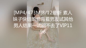 美女被2个朋友故意带到KTV包房挑战刺激啪轮流操